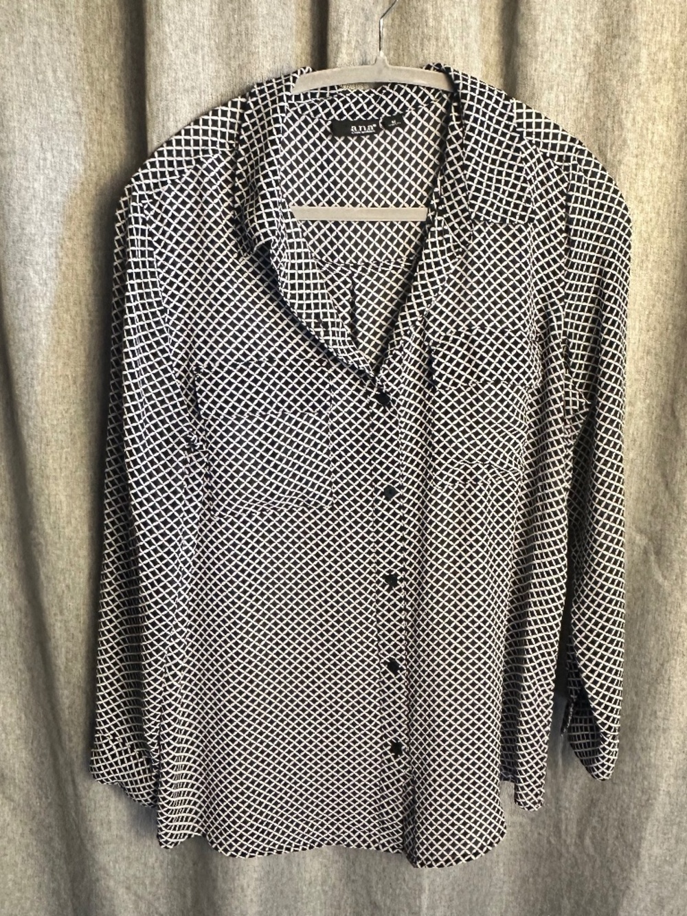 a.n.a Black & White Geometric Diamond Print Button-Up Shirt - Medium